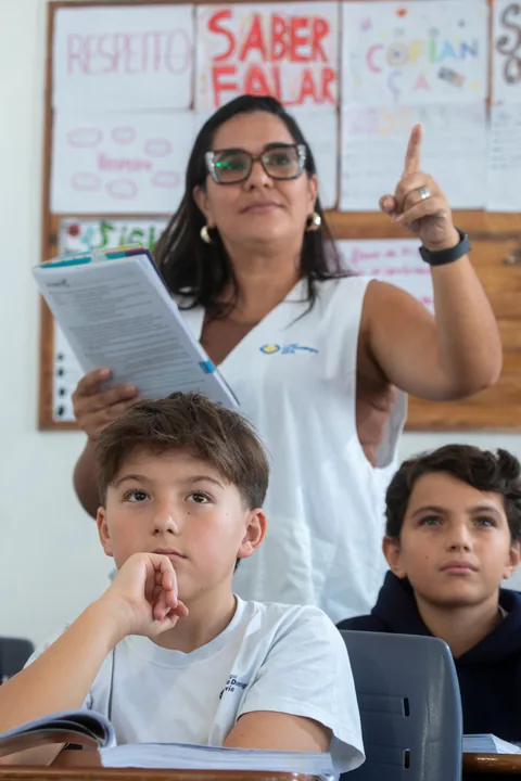 Aula com professora e alunos