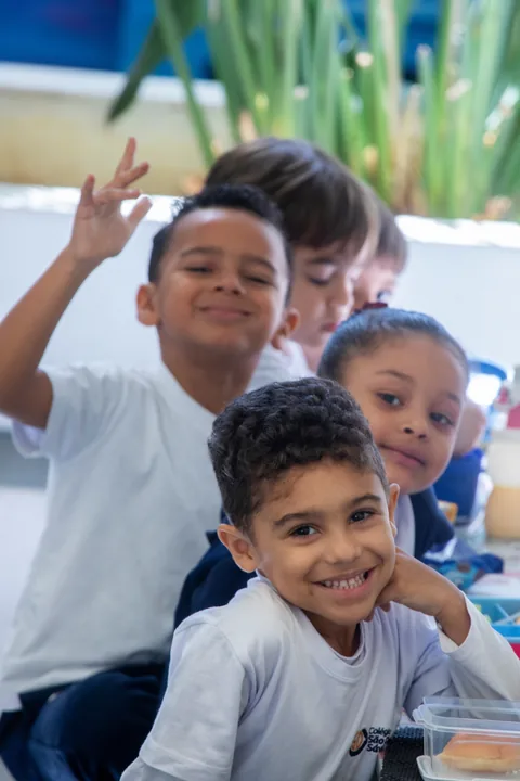 Alunos sorrindo no lanche