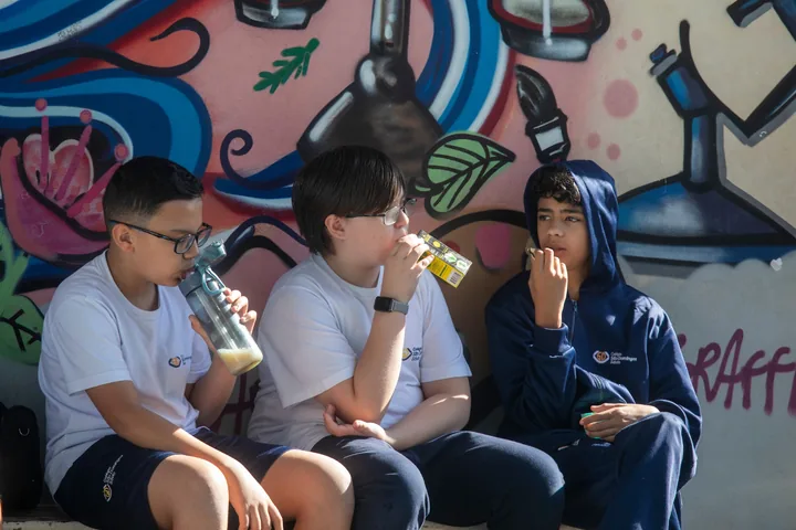 Alunos no intervalo em frente ao grafite