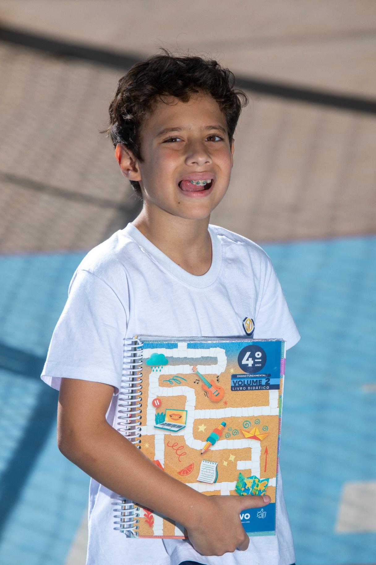 Aluno do 4º ano sorrindo