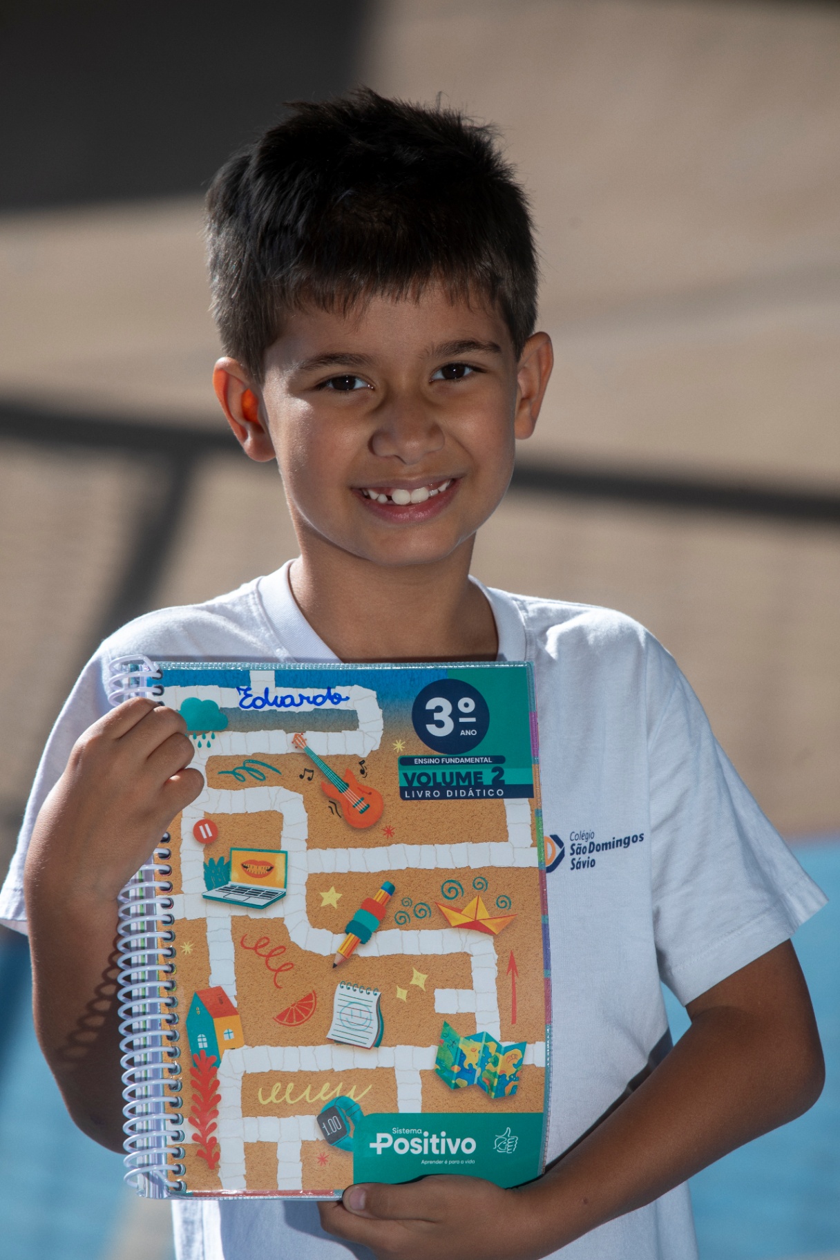 Aluno do 3º ano com livro didático