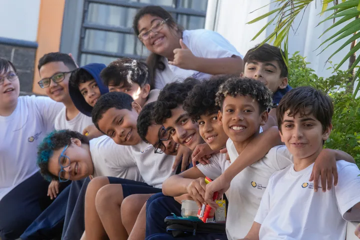 Turma sorrindo no colégio
