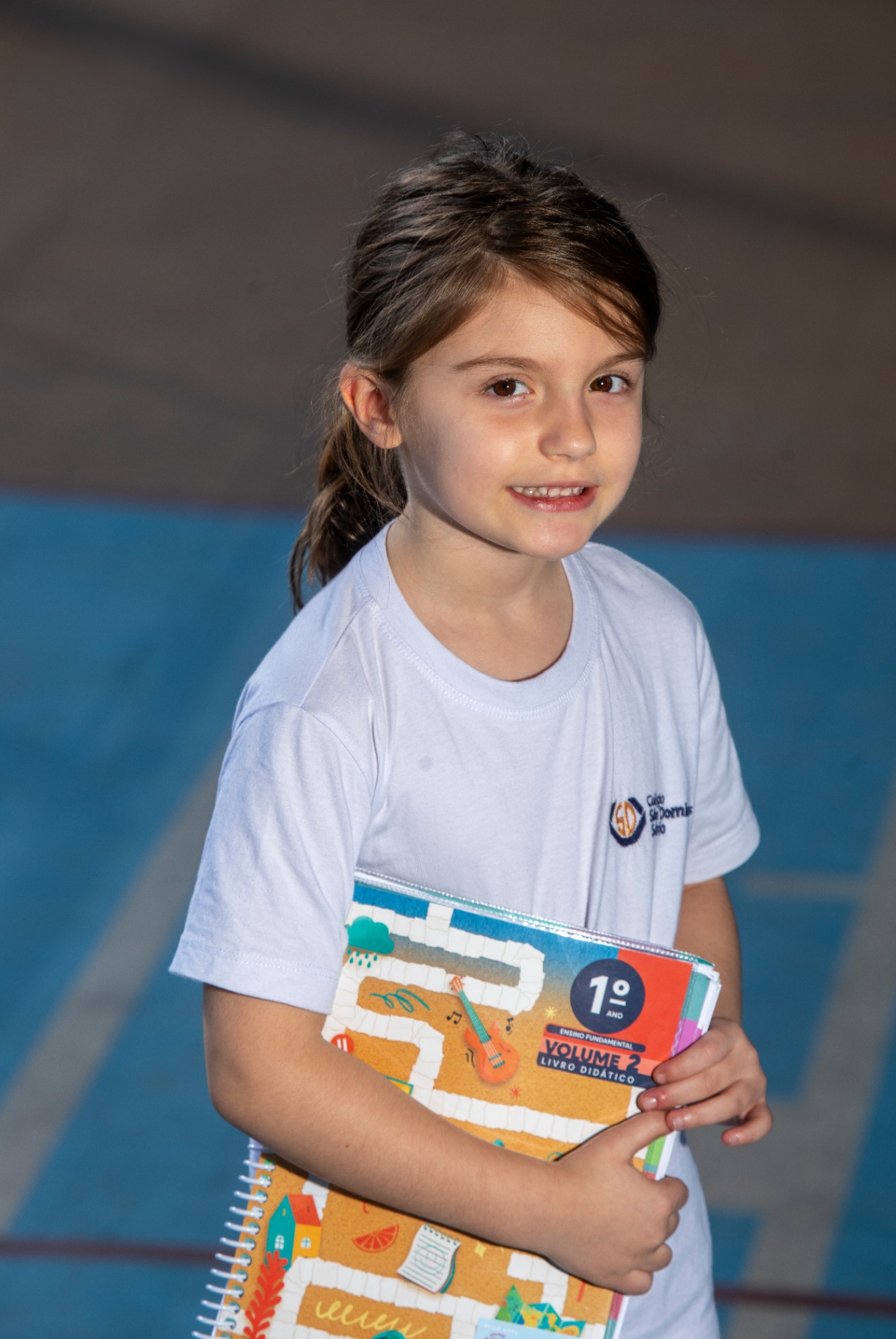 Aluna do 1º ano sorrindo
