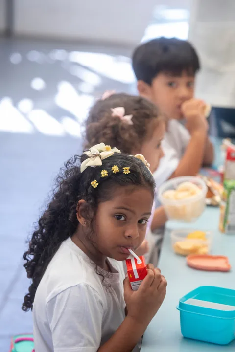Aluna da Educação Infantil no lanche