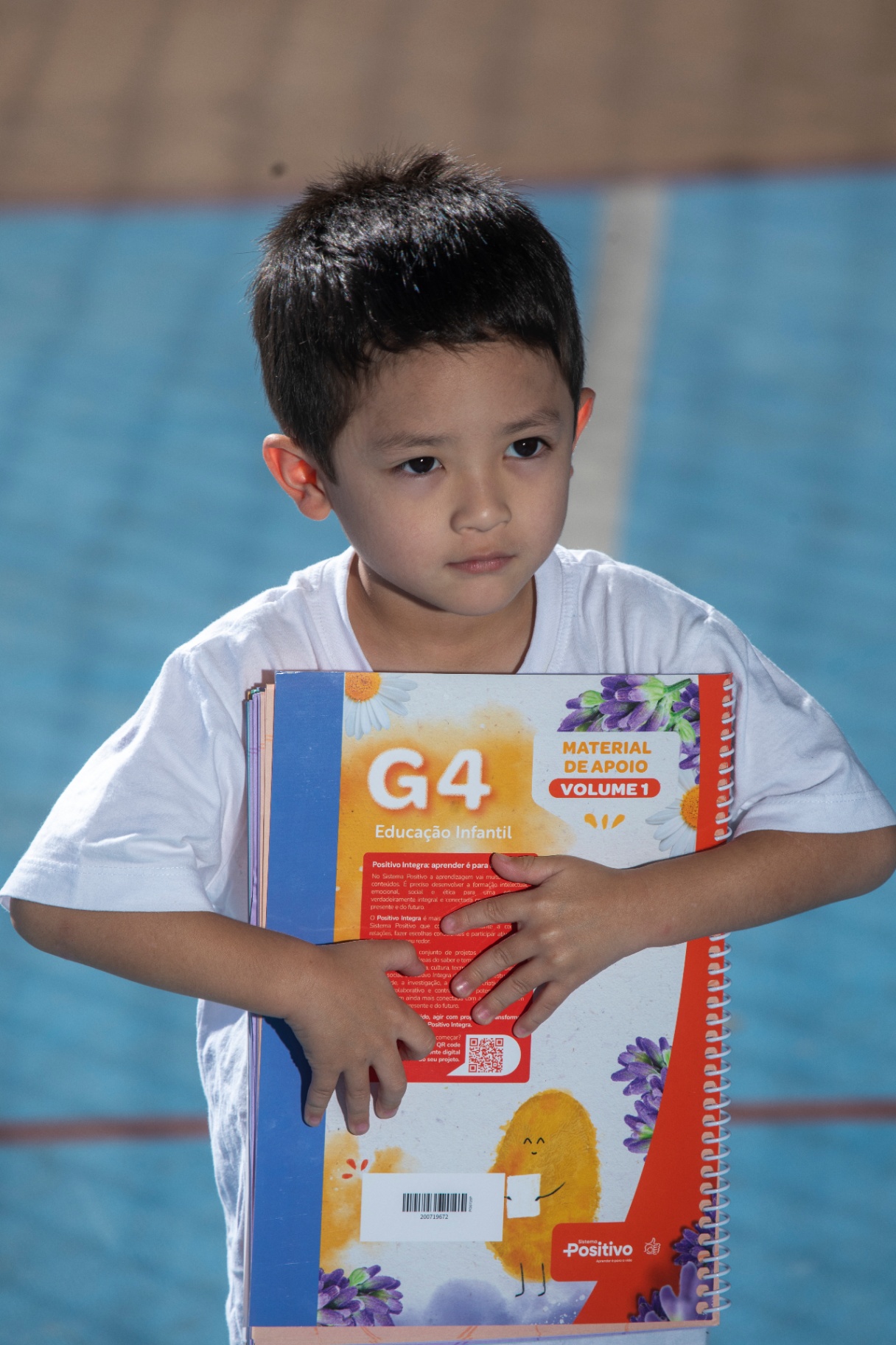 Aluno da Educação Infantil com material