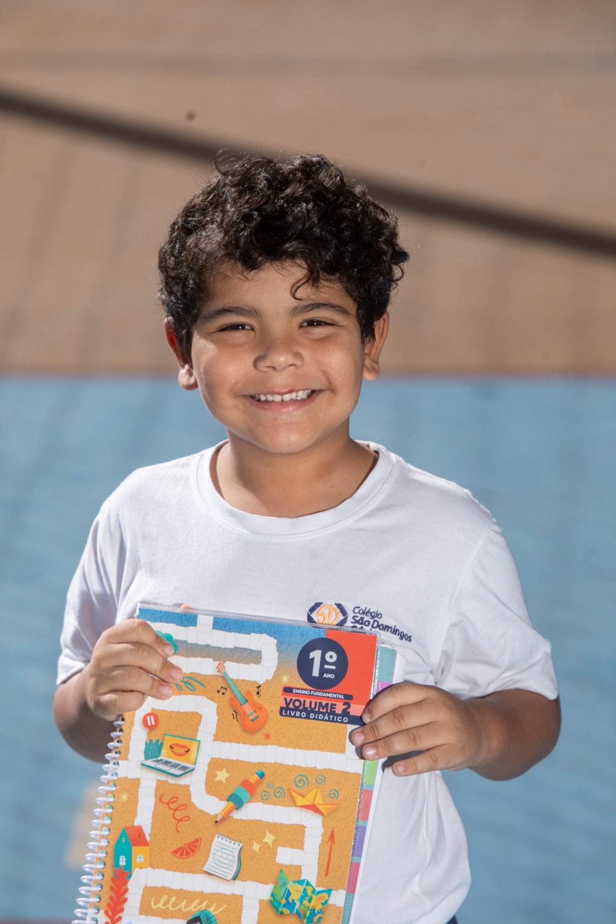 Aluno do 1º ano sorrindo