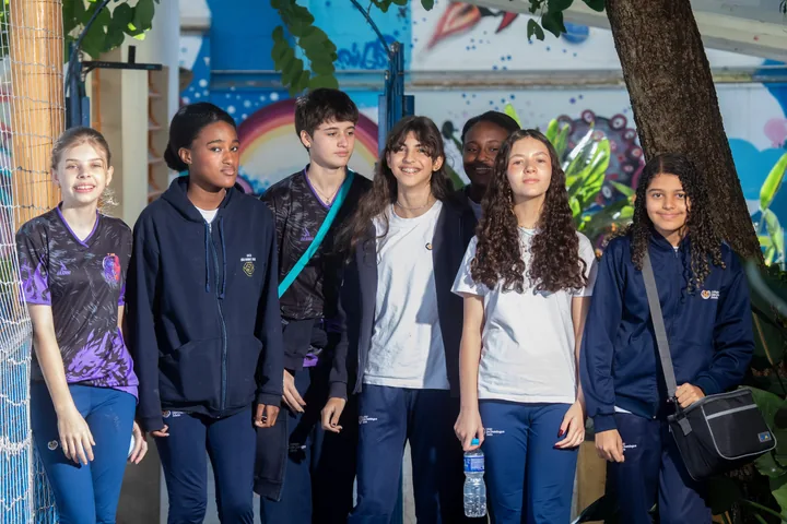 Turma no pátio da escola