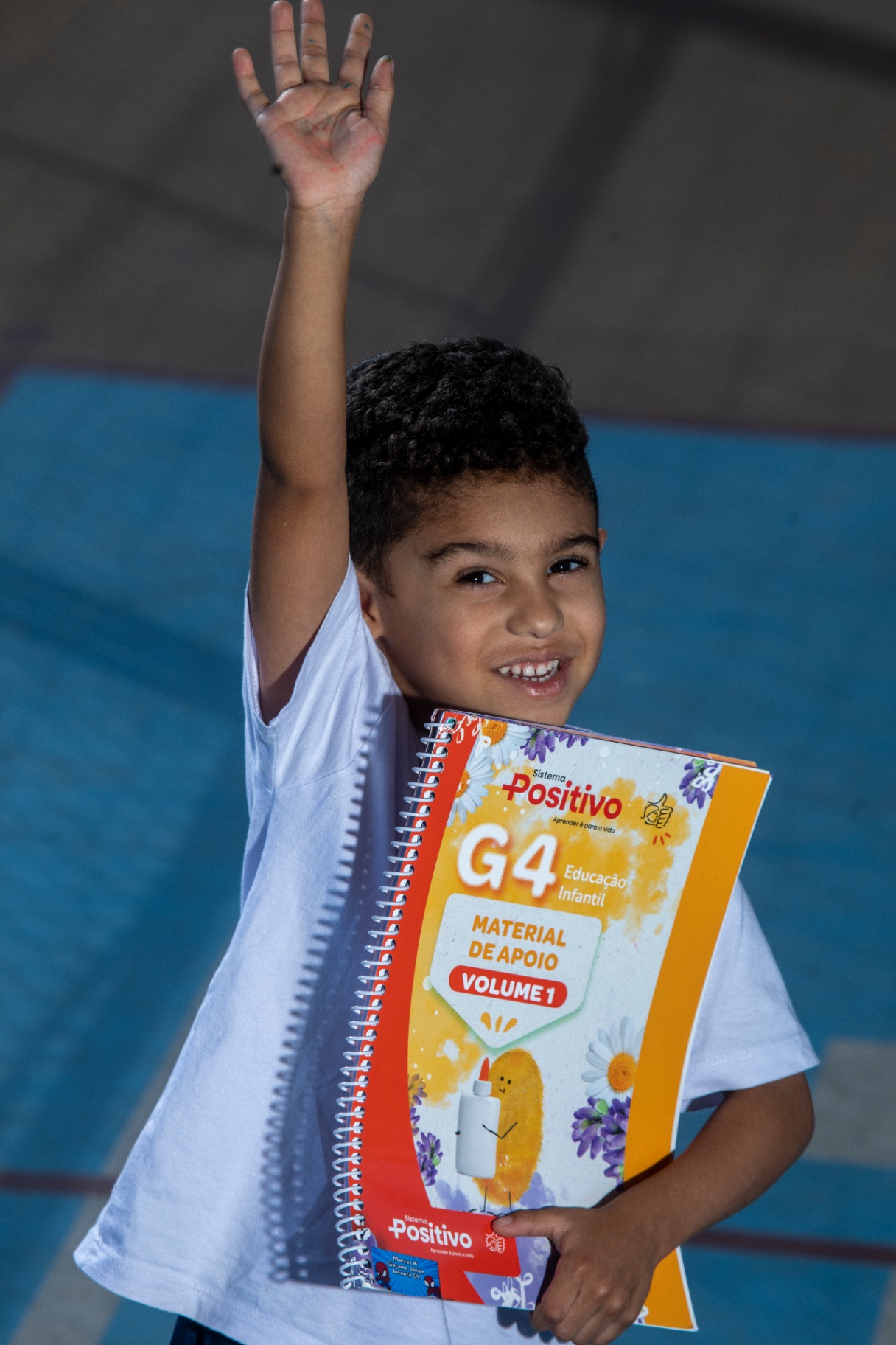Aluno da Educação Infantil com a mão levantada