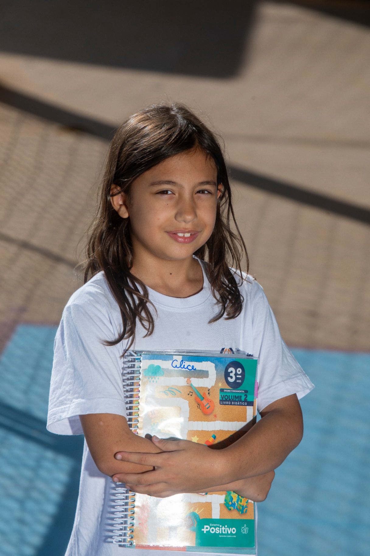 Aluna do Ensino Fundamental com livro