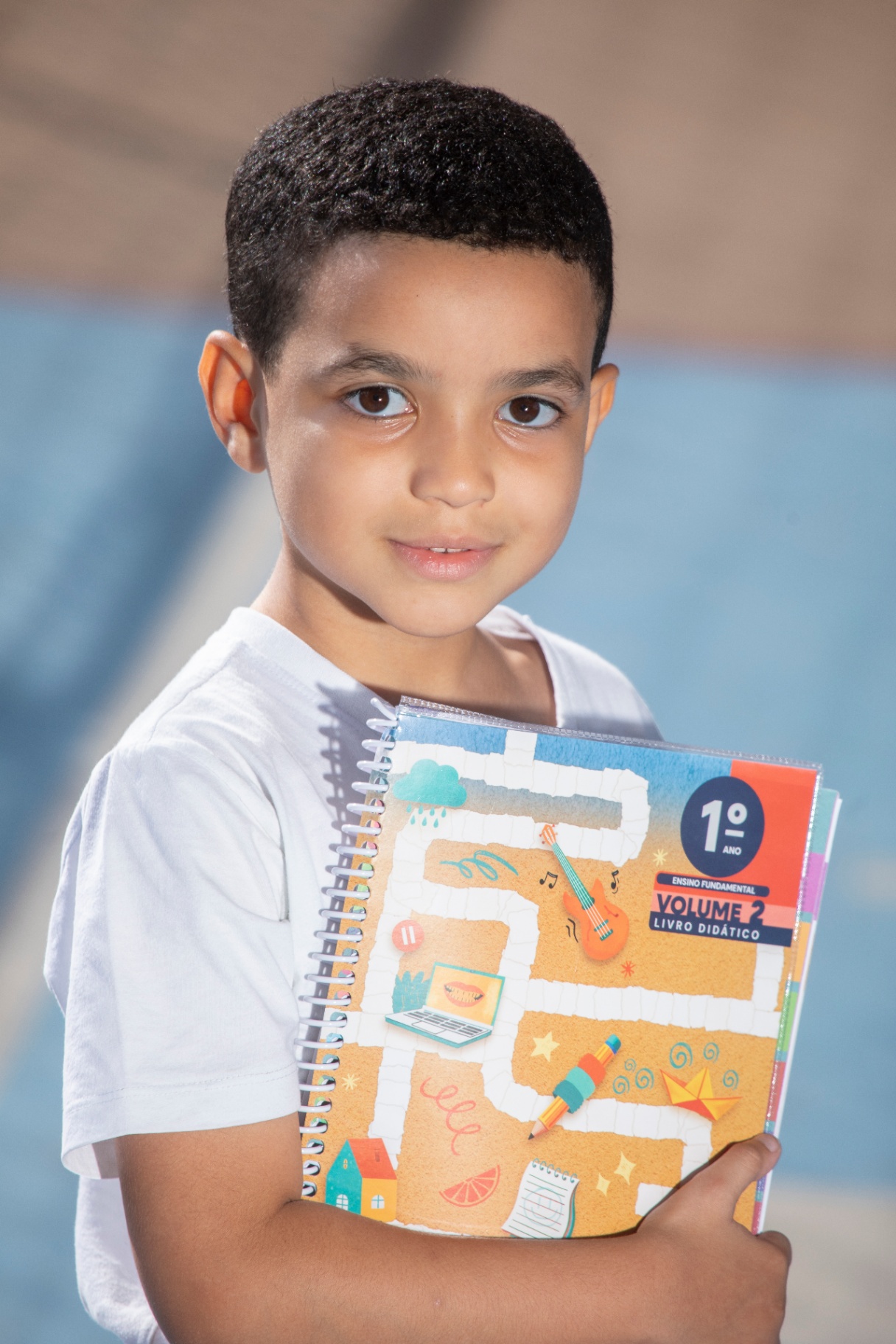Aluno do 1º ano com material didático